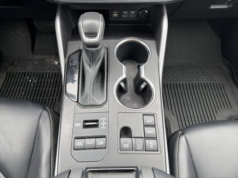 Used 2023 Toyota Highlander XLE image 23