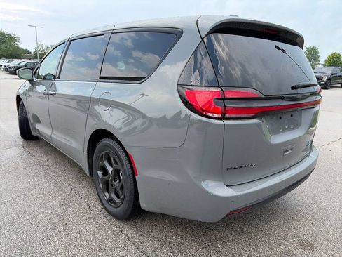 Used 2022 Chrysler Pacifica Limited w/ Uconnect Theater Family Group FWD image 5