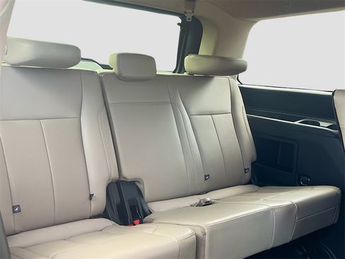 Used 2024 Ford Expedition XLT image 27