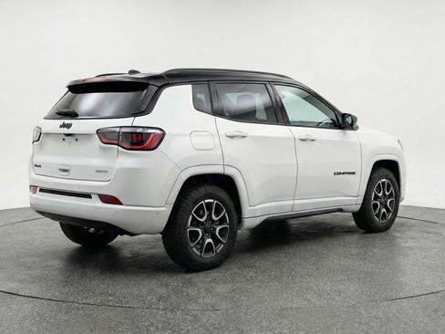 Used 2025 Jeep Compass Trailhawk image 9