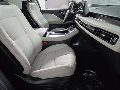 New 2026 Lincoln Aviator AWD image 20