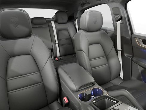 Certified 2024 Porsche Cayenne S image 11