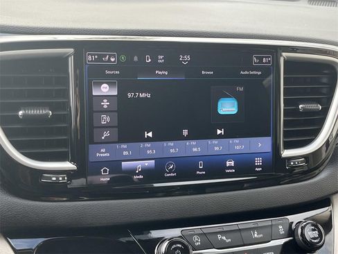 Used 2024 Chrysler Pacifica Touring-L image 13