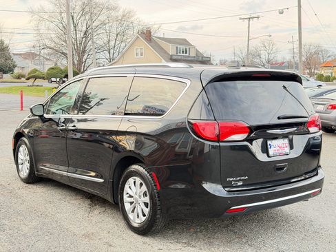 Used 2018 Chrysler Pacifica Touring-L image 6
