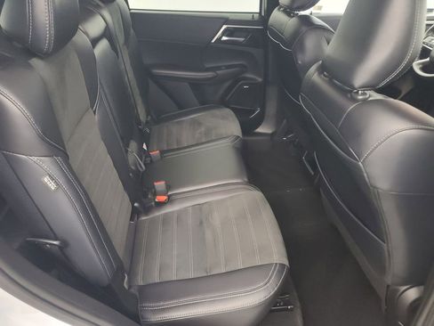 Used 2025 Mitsubishi Outlander SE image 16