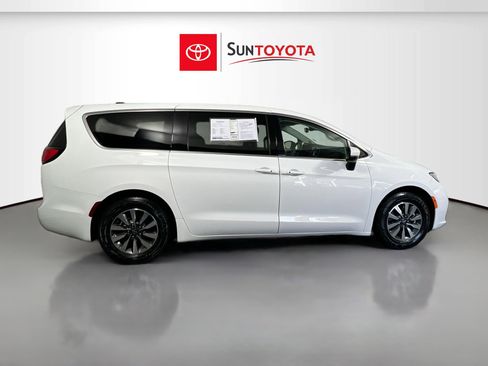 Used 2023 Chrysler Pacifica Touring-L FWD image 2