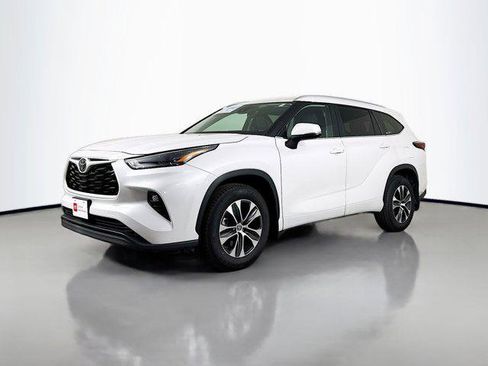 Certified 2024 Toyota Highlander XLE AWD/4WD image 3