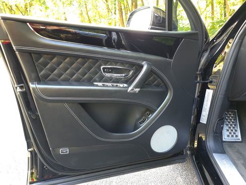 Used 2020 Bentley Bentayga Plug-In Hybrid image 34