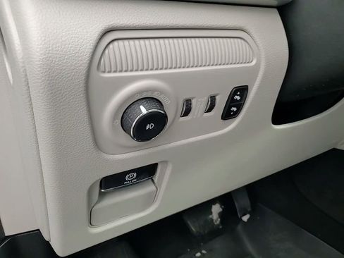 Certified 2024 Jeep Wagoneer Series III w/ Premium Group I AWD/4WD image 28