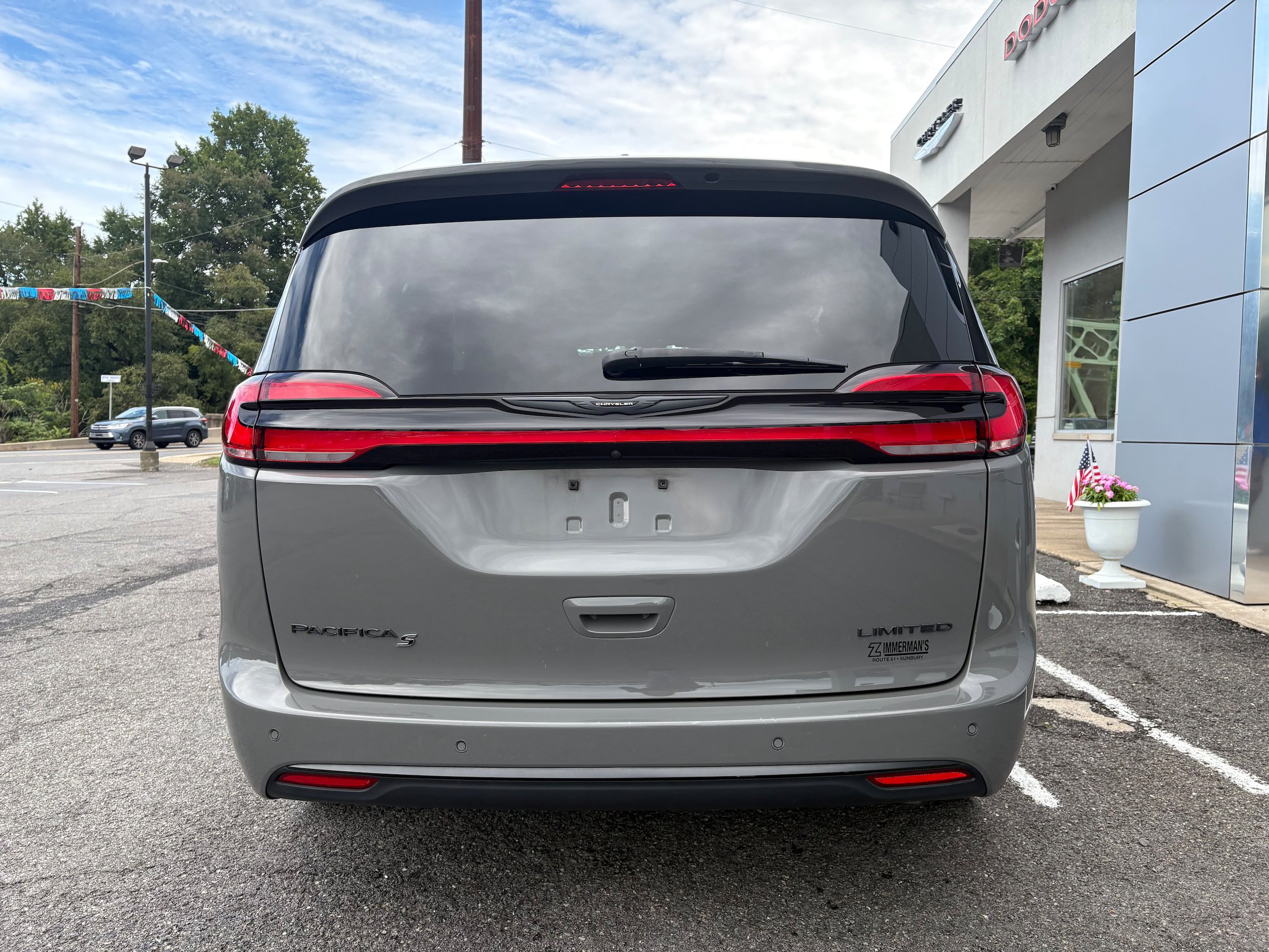 Certified 2025 Chrysler Pacifica Limited FWD image 8
