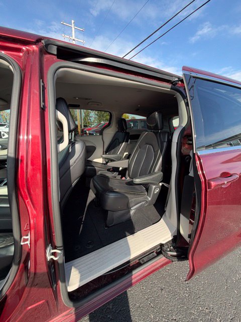 Used 2023 Chrysler Pacifica Touring-L FWD image 16