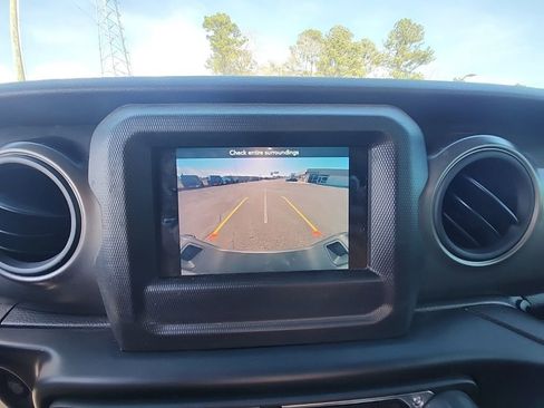 Used 2022 Jeep Gladiator Willys image 6