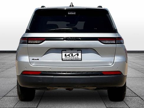 Used 2024 Jeep Grand Cherokee Altitude AWD/4WD image 4