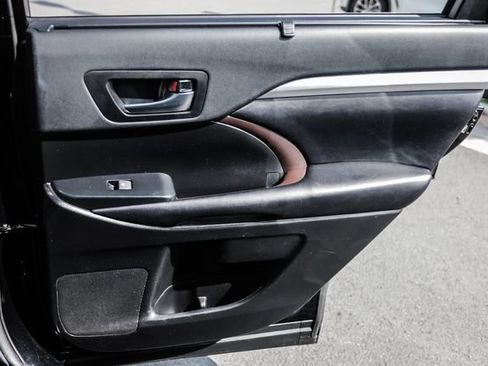 Used 2019 Toyota Highlander XLE AWD/4WD image 39