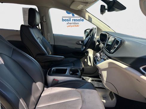 Used 2023 Chrysler Pacifica Touring-L FWD image 18