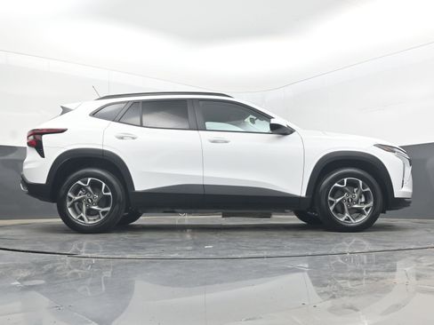 Used 2025 Chevrolet Trax LT FWD image 36