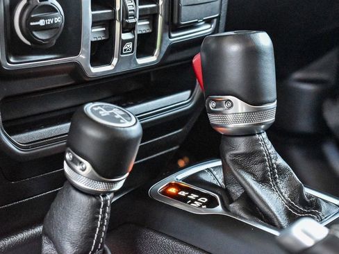 Used 2022 Jeep Wrangler Unlimited Sahara image 18