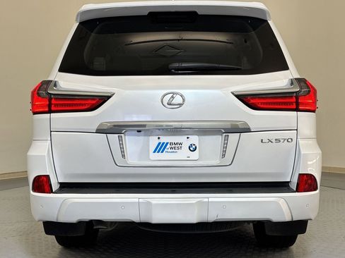 Used 2020 Lexus LX 570 4WD w/ Luxury Package image 10