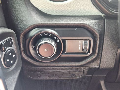 Used 2025 Jeep Wrangler Sport image 27