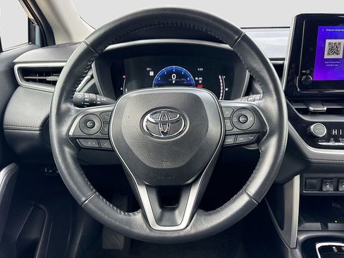 Used 2024 Toyota Corolla Cross XLE image 11