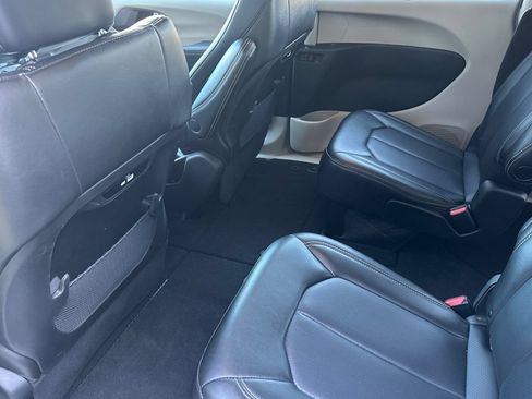 Used 2023 Chrysler Pacifica Touring-L FWD image 13