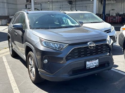 Used 2021 Toyota RAV4 XLE w/ Convenience Package FWD image 1
