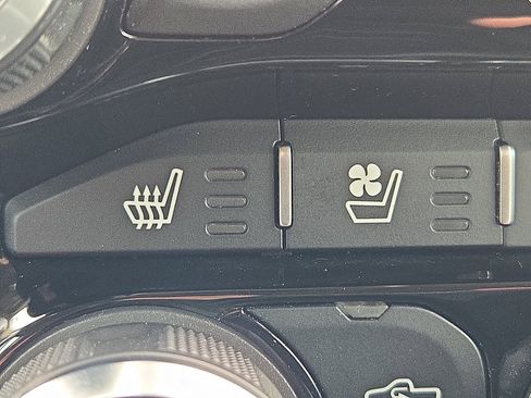 Used 2019 RAM 1500 Laramie image 18