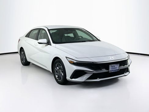 Used 2024 Hyundai Elantra SEL FWD image 3