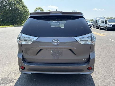 Used 2019 Toyota Sienna SE FWD image 8