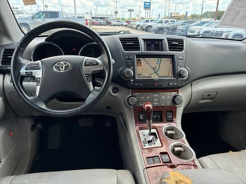 Used 2012 Toyota Highlander Limited w/ Tow Pkg FWD image 14