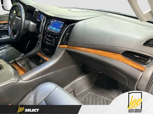 Used 2017 Cadillac Escalade Luxury AWD/4WD image 36