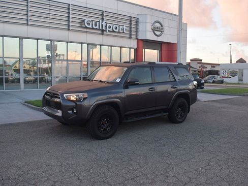 Used 2022 Toyota 4Runner SR5 Premium w/ Moonroof Package RWD image 2