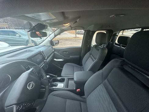 Used 2024 Nissan Frontier SV w/ SV Convenience Package image 3