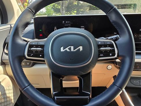Used 2025 Kia Carnival EX FWD image 15