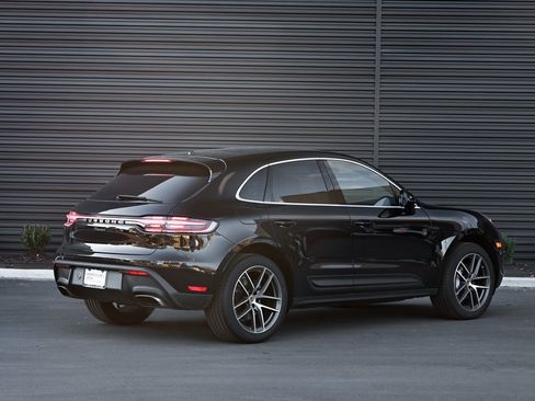 Certified 2024 Porsche Macan image 7