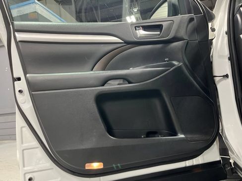 Used 2019 Toyota Highlander XLE AWD/4WD image 12