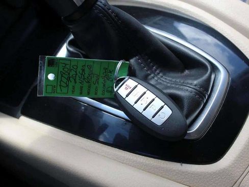 Used 2020 Nissan Rogue SV image 26