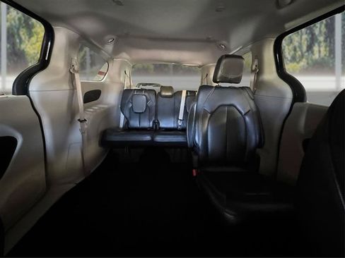 Used 2024 Chrysler Pacifica Touring-L FWD image 15