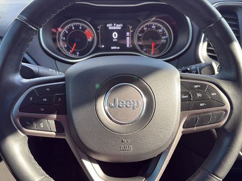 Used 2019 Jeep Cherokee Latitude Plus w/ Comfort/Convenience Group image 26