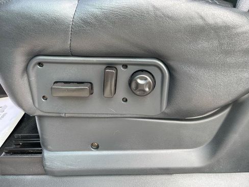 Used 2002 Chevrolet Silverado 3500 LT RWD image 25