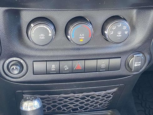 Used 2017 Jeep Wrangler Unlimited Rubicon w/ Connectivity Group AWD/4WD image 27