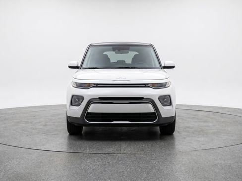 Used 2025 Kia Soul LX w/ LX Technology Package FWD image 2