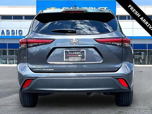 Used 2023 Toyota Highlander L FWD image 4