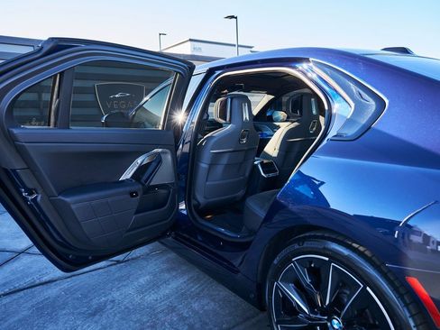 Used 2025 BMW 760i xDrive 760i xDrive w/ Executive Package image 23