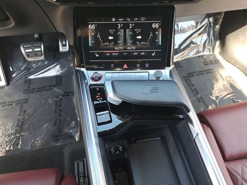 Used 2024 Audi SQ8 e-tron Premium Plus w/ Black Optic Package image 22