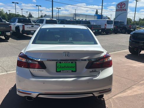 Used 2017 Honda Accord Touring image 4