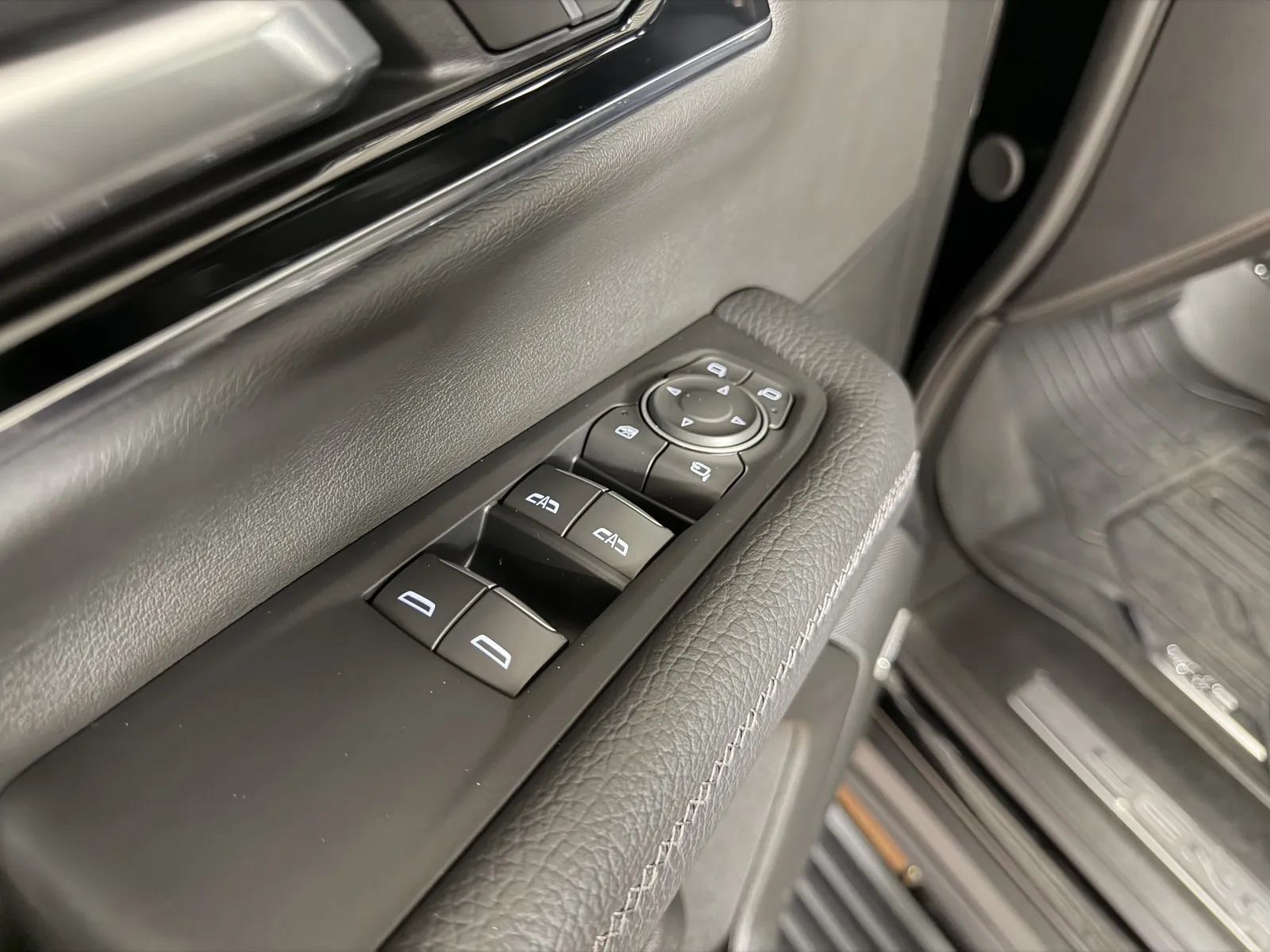 Used 2026 GMC Yukon XL Denali w/ Sun & Power Step Package AWD/4WD image 18