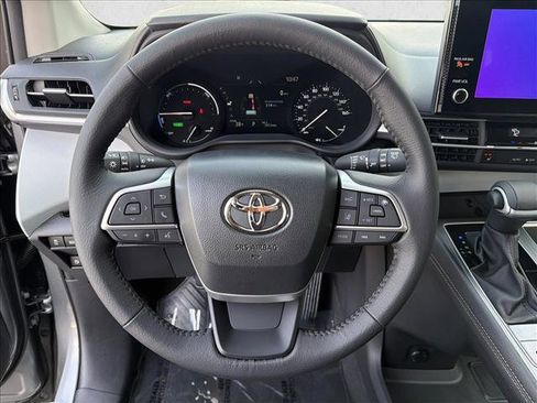 Certified 2026 Toyota Sienna XLE image 14