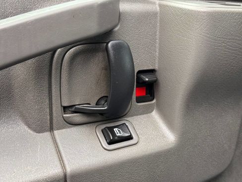 Used 2017 Chevrolet Express 2500 image 22