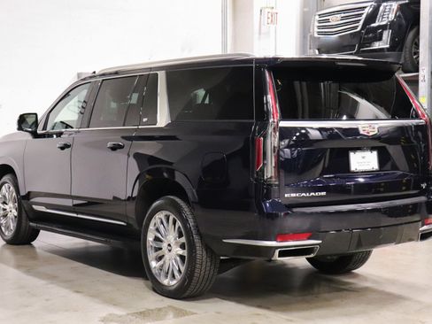 Used 2022 Cadillac Escalade ESV Premium Luxury image 3